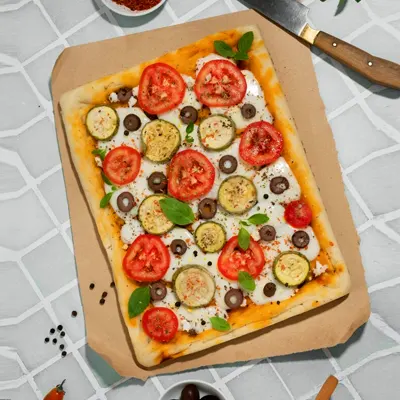 tuna and caramelized onion pizza
